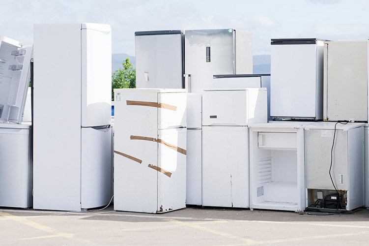 Un vieux frigo récupéré gratuitement à Blainville